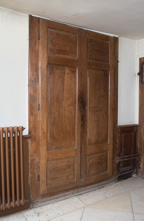 Corps de bâtiment principal : deuxième pièce latérale gauche, devenue sacristie (portes de placard mural). © Michel Thierry / Région Bourgogne-Franche-Comté, Inventaire du patrimoine - 2005