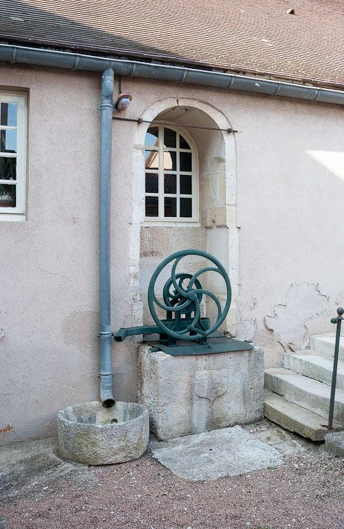 Cour principale : puits. © Michel Thierry / Région Bourgogne-Franche-Comté, Inventaire du patrimoine - 2005