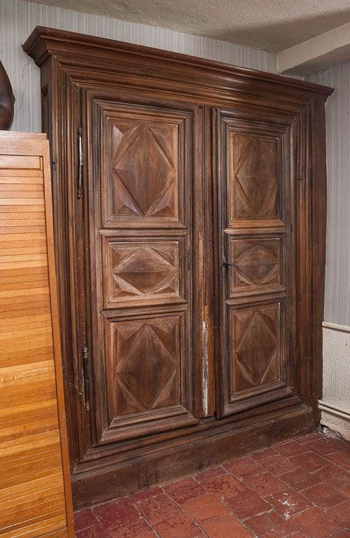 Corps de bâtiment principal : première pièce latérale gauche (détail : façade d'armoire en remploi). © Michel Thierry / Région Bourgogne-Franche-Comté, Inventaire du patrimoine - 2005