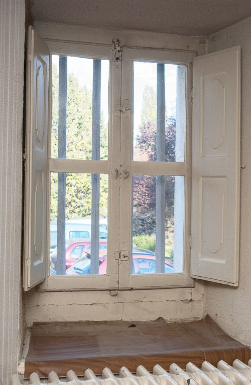 Corps de bâtiment principal : première pièce latérale gauche (détail : fenêtre à volets intérieurs). © Michel Thierry / Région Bourgogne-Franche-Comté, Inventaire du patrimoine - 2005