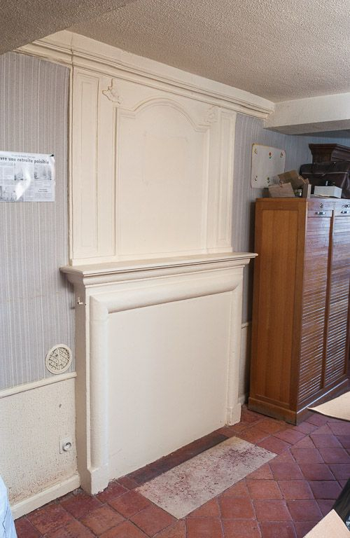 Corps de bâtiment principal : première pièce latérale gauche (détail : cheminée). © Michel Thierry / Région Bourgogne-Franche-Comté, Inventaire du patrimoine - 2005