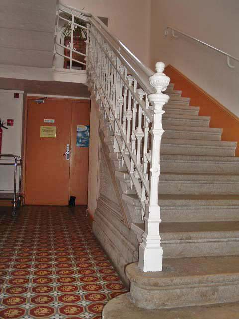 Vue intérieure, escalier en fonte au départ du rez-de-chaussée et carrelage en ciment. © Sylvie Le Clech-Charton / Région Bourgogne-Franche-Comté, Inventaire du patrimoine - 2005