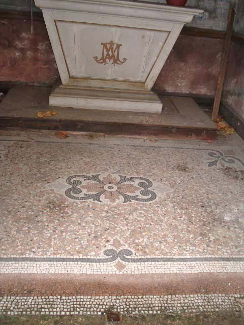 Vue de détail intérieure du carrelage de l'oratoire. © Sylvie Le Clech-Charton / Région Bourgogne-Franche-Comté, Inventaire du patrimoine - 2005