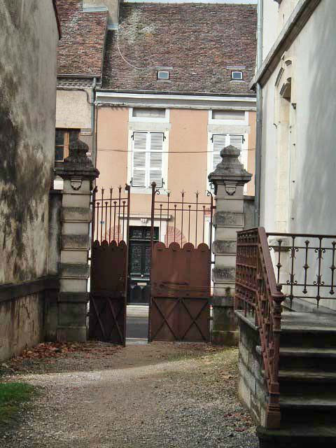 Vue du portail, de la grille et de l'escalier en fonte de l'entrée située sur la façade postérieure de l'établissement. © Sylvie Le Clech-Charton / Région Bourgogne-Franche-Comté, Inventaire du patrimoine - 2005