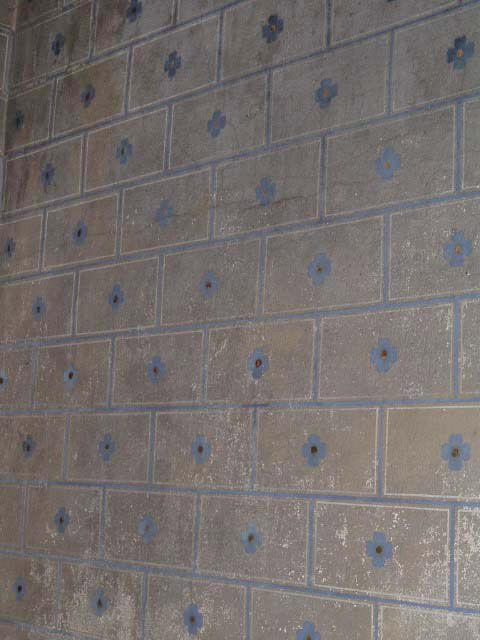 Vue de détail de la peinture murale de l'oratoire (décor polychrome faux joints et fleurette). © Sylvie Le Clech-Charton / Région Bourgogne-Franche-Comté, Inventaire du patrimoine - 2005