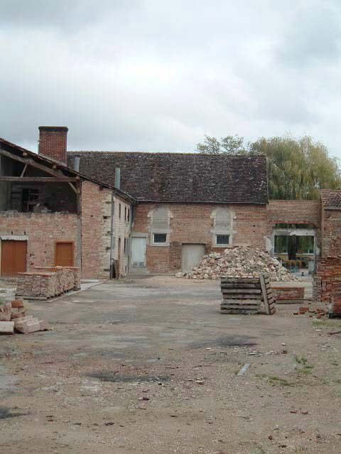 Vue générale de bâtiments secondaires en brique, cour arrière de l'ancien hôtel-Dieu (communs et ancienne salle des contagieux ?) © Sylvie Le Clech / Région Bourgogne-Franche-Comté, Inventaire du patrimoine - 2005