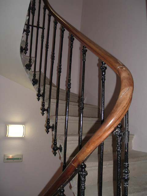 Vue intérieure d'un escalier secondaire d'origine, en fonte. © Sylvie Le Clech / Région Bourgogne-Franche-Comté, Inventaire du patrimoine - 2005