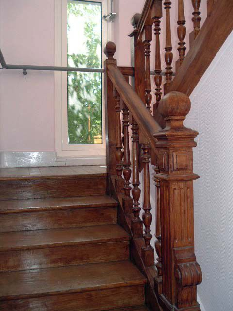 Vue de l'ancien escalier, bois tourné et sculpté. © Sylvie Le Clech / Région Bourgogne-Franche-Comté, Inventaire du patrimoine - 2005