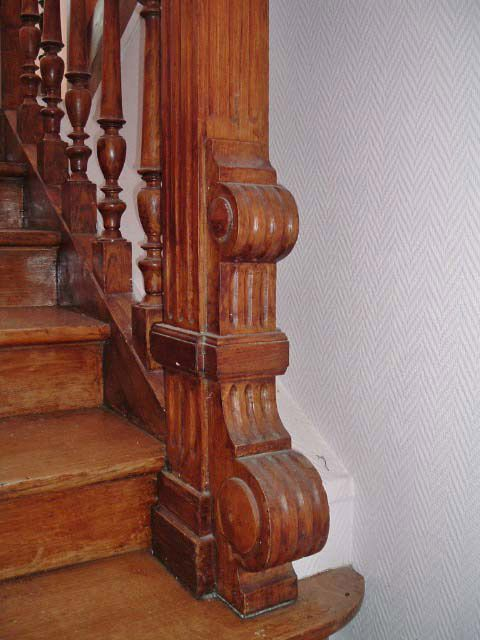 Vue de détail du départ de l'escalier d'origine, décor de volutes et cannelures, balustres en bois tourné. © Sylvie Le Clech / Région Bourgogne-Franche-Comté, Inventaire du patrimoine - 2005