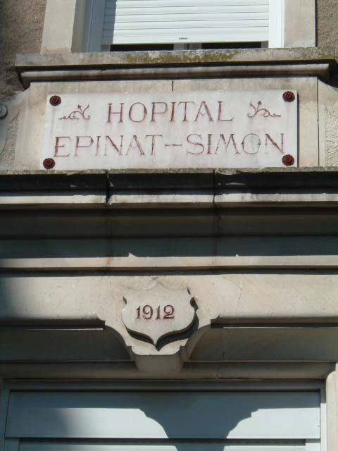Vue de détail de la façade latérale, portant l'inscription "HOPITAL EPINAT-SIMON 1912". © Sylvie Le Clech / Région Bourgogne-Franche-Comté, Inventaire du patrimoine - 2005