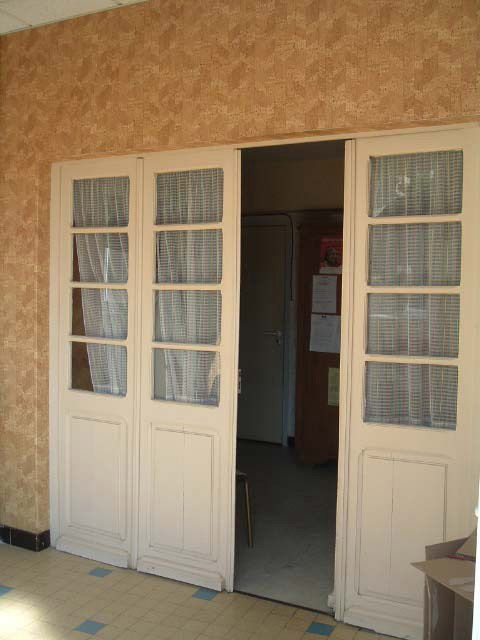 Vue intérieure, détail, porte vitrée à panneaux pleins et petits bois. © Sylvie Le Clech / Région Bourgogne-Franche-Comté, Inventaire du patrimoine - 2005