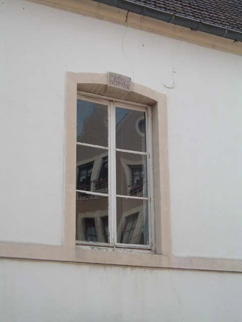 Bâtiment Caristie (vers 1752), vue de détail de la façade antérieure, fenêtre portant l'inscription JHS, HOPITAL. © Sylvie Le Clech / Région Bourgogne-Franche-Comté, Inventaire du patrimoine - 2005
