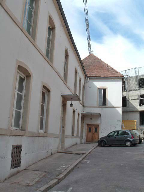 Vue générale latérale de la façade antérieure du bâtiment Caristie (vers 1752). © Sylvie Le Clech / Région Bourgogne-Franche-Comté, Inventaire du patrimoine - 2005