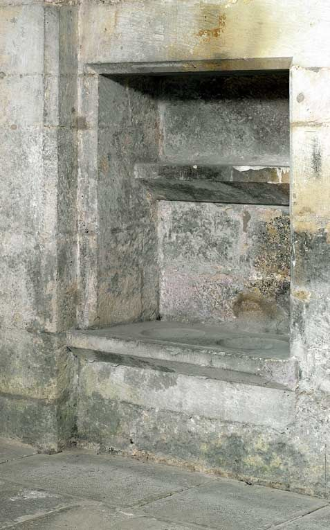 Lavabo de la chapelle latérale nord. © Michel Thierry / Région Bourgogne-Franche-Comté, Inventaire du patrimoine - 2005