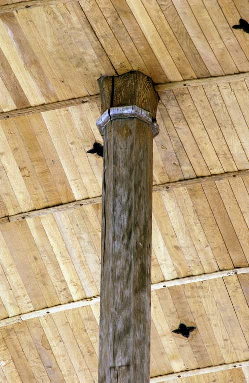 Ancienne salle des malades : départ du poinçon de la charpente. © Michel Thierry / Région Bourgogne-Franche-Comté, Inventaire du patrimoine - 2005