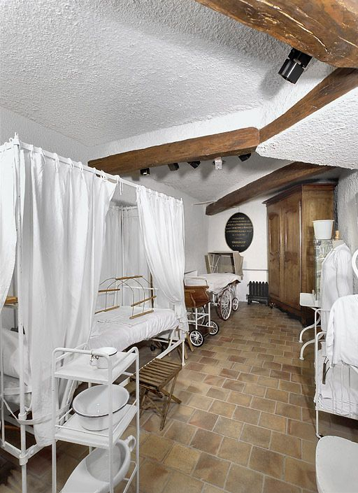 Bâtiment "des salles bourgeoises", 2e étage : reconstitution d'une chambre de malade. © Michel Thierry / Région Bourgogne-Franche-Comté, Inventaire du patrimoine - 2005