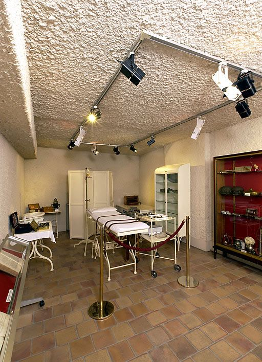 Bâtiment "des salles bourgeoises", 2e étage : reconstitution de la salle d'opérations. © Michel Thierry / Région Bourgogne-Franche-Comté, Inventaire du patrimoine - 2005