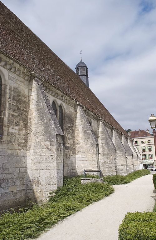 Vue des contreforts de la façade nord. © Michel Thierry / Région Bourgogne-Franche-Comté, Inventaire du patrimoine - 2005