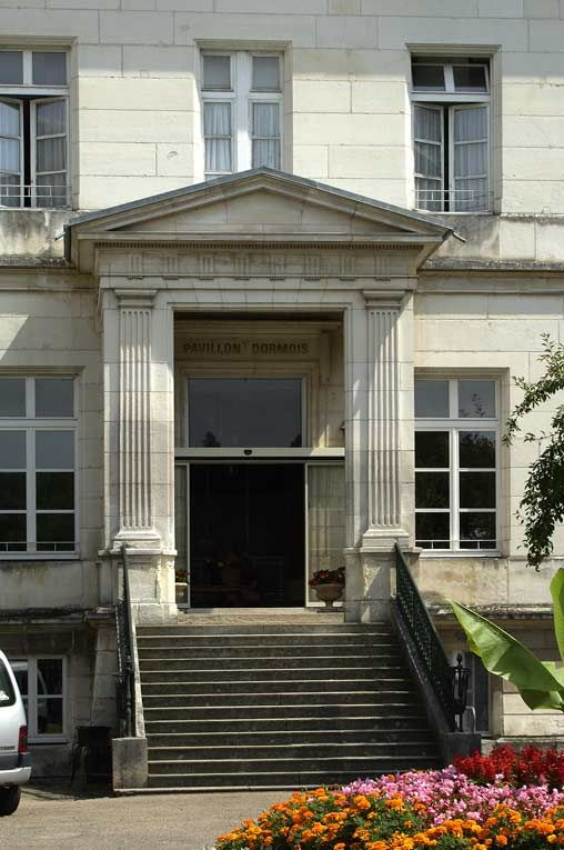 Pavillon Dormois : détail de la porte d'entrée de la façade antérieure. © Michel Thierry / Région Bourgogne-Franche-Comté, Inventaire du patrimoine - 2005