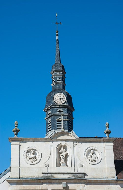 Façade sur rue : détail (clocher et attique de l'ancienne salle des hommes devenue chapelle). © Michel Thierry / Région Bourgogne-Franche-Comté, Inventaire du patrimoine - 2006