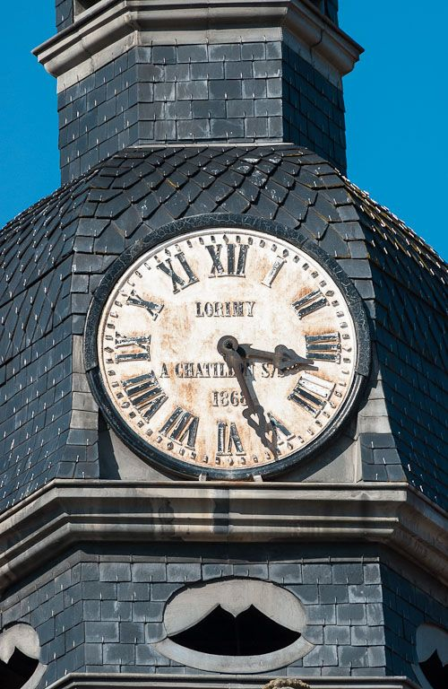 Façade sur rue : détail (cadran de l'horloge). © Michel Thierry / Région Bourgogne-Franche-Comté, Inventaire du patrimoine - 2006
