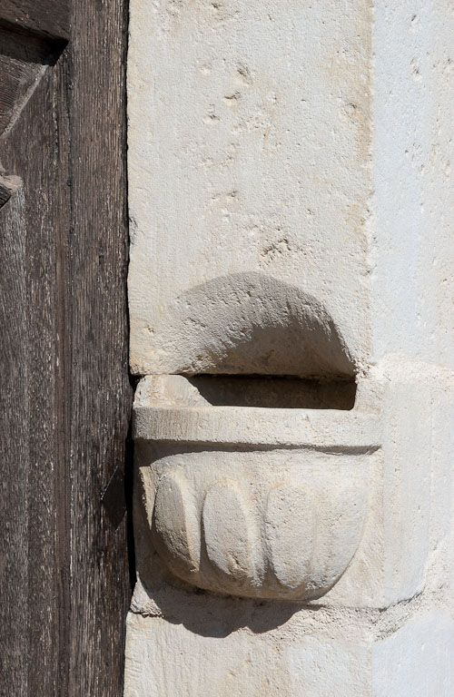 Façade sur rue : détail (bénitier). © Michel Thierry / Région Bourgogne-Franche-Comté, Inventaire du patrimoine - 2006