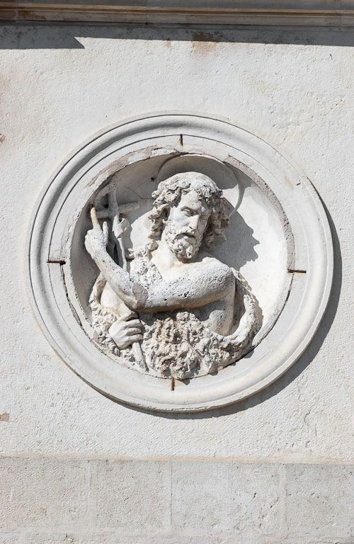 Façade sur rue : détail (haut-relief : saint Jean-Baptiste). © Michel Thierry / Région Bourgogne-Franche-Comté, Inventaire du patrimoine - 2006