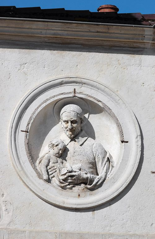 Façade sur rue, détail du haut-relief : saint Vincent de Paul. © Michel Thierry / Région Bourgogne-Franche-Comté, Inventaire du patrimoine - 2006