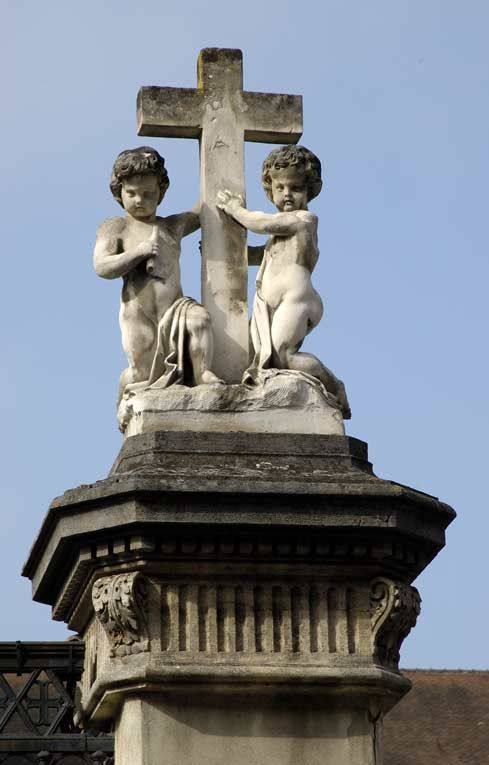 Portail : groupe sculpté du pilier gauche. © Michel Thierry / Région Bourgogne-Franche-Comté, Inventaire du patrimoine - 2006