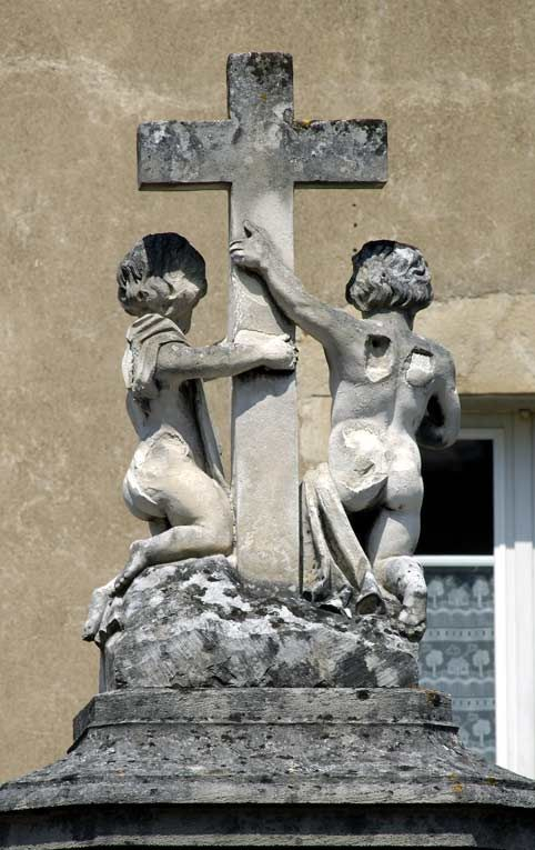 Portail : groupe sculpté du pilier gauche, revers. © Michel Thierry / Région Bourgogne-Franche-Comté, Inventaire du patrimoine - 2006