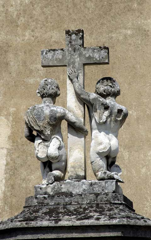Portail : groupe sculpté du pilier droit, revers. © Michel Thierry / Région Bourgogne-Franche-Comté, Inventaire du patrimoine - 2006