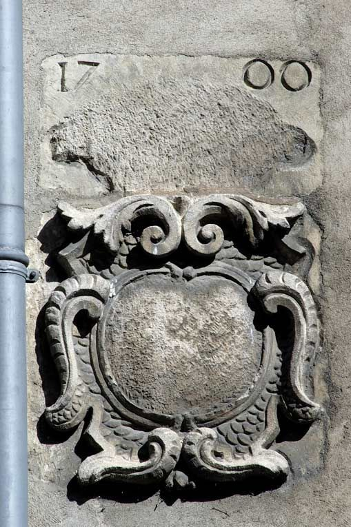 Cartouche remployé sur l'élévation est du corps de bâtiment en retour d'équerre sur la chapelle. © Michel Thierry / Région Bourgogne-Franche-Comté, Inventaire du patrimoine - 2006