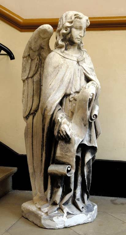 Statue d'ange ornant autrefois la façade. © Michel Thierry / Région Bourgogne-Franche-Comté, Inventaire du patrimoine - 2006