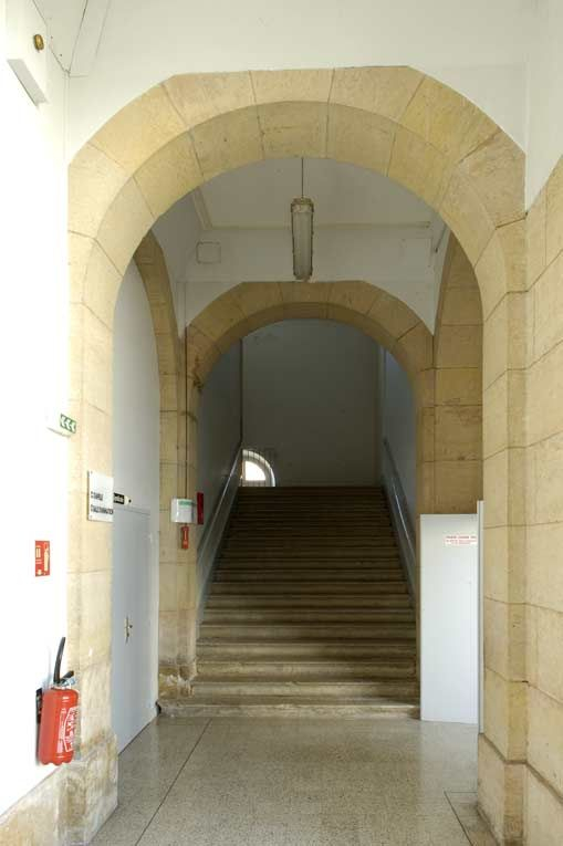 Escalier de la galerie donnant sur la cour antérieure. © Michel Thierry / Région Bourgogne-Franche-Comté, Inventaire du patrimoine - 2006