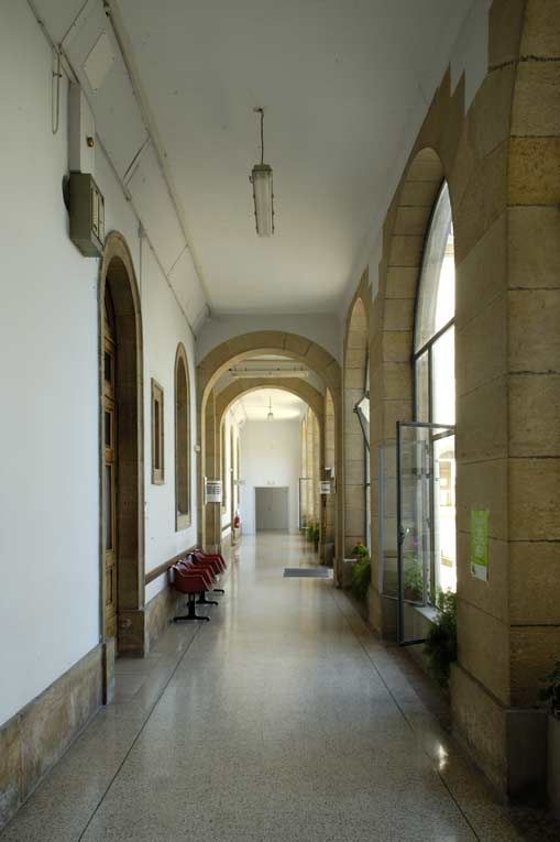 Galerie donnant sur la cour antérieure. © Michel Thierry / Région Bourgogne-Franche-Comté, Inventaire du patrimoine - 2006