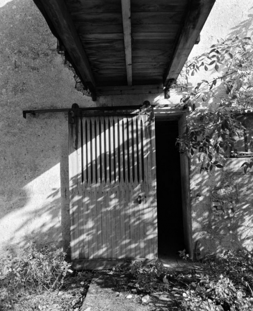 Façade postérieure de la grange. Détail de la porte des écuries. © Jean-Luc Duthu / Région Bourgogne-Franche-Comté, Inventaire du patrimoine - 2006