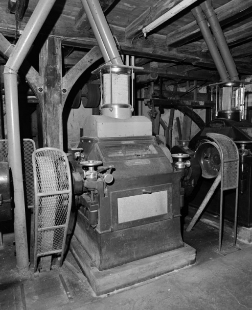 Rez-de-chaussée. Broyeur (marque Buhler et Simon, Uzwil, Suisse). © Jean-Luc Duthu / Région Bourgogne-Franche-Comté, Inventaire du patrimoine - 2006