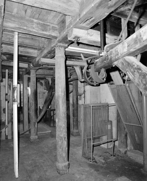 Rez-de-chaussée. Arbre de transmission et poulies. © Jean-Luc Duthu / Région Bourgogne-Franche-Comté, Inventaire du patrimoine - 2006