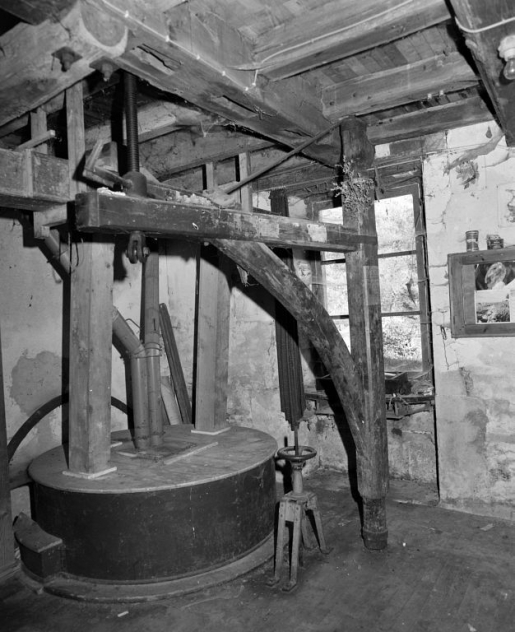 Rez-de-chaussée. Meules, potence et compas. © Jean-Luc Duthu / Région Bourgogne-Franche-Comté, Inventaire du patrimoine - 2006