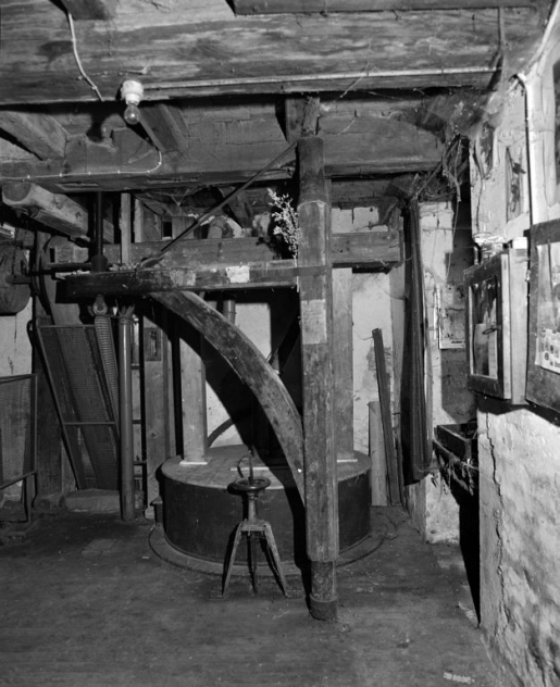 Rez-de-chaussée. Meules, potence et compas. © Jean-Luc Duthu / Région Bourgogne-Franche-Comté, Inventaire du patrimoine - 2006