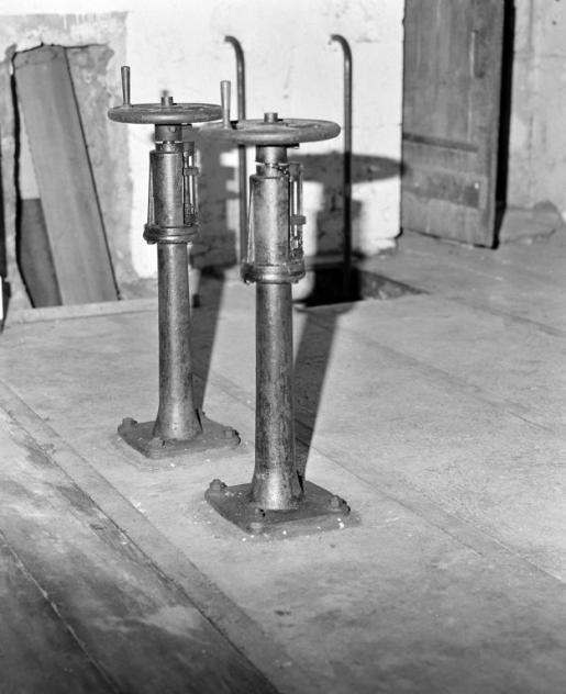 Rez-de-chaussée. Commandes d'ouverture des vannes. © Jean-Luc Duthu / Région Bourgogne-Franche-Comté, Inventaire du patrimoine - 2006