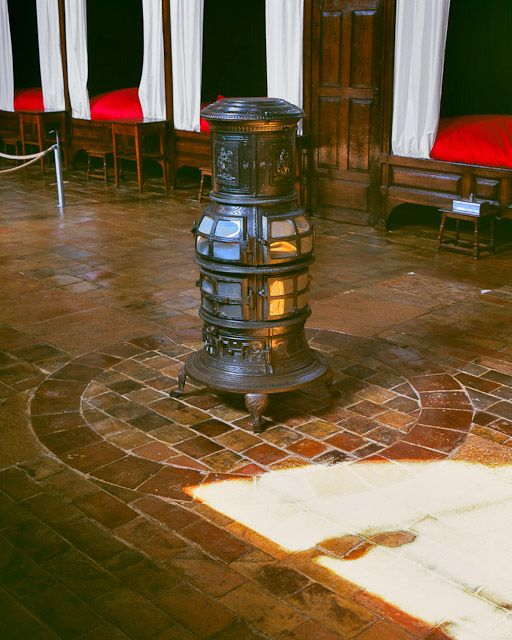 Salle des hommes, poêle de chauffage. © Jean-Luc Duthu / Région Bourgogne-Franche-Comté, Inventaire du patrimoine - 2006