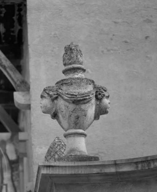 Portail d'entrée : détail d'un pot a feu. © Jean-Luc Duthu / Région Bourgogne-Franche-Comté, Inventaire du patrimoine - 2006