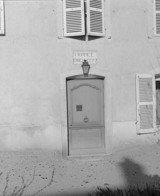 Façade antérieure détail de la porte (datée 1777). © Jean-Luc Duthu / Région Bourgogne-Franche-Comté, Inventaire du patrimoine - 2006