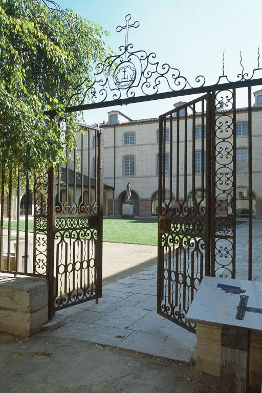 Grille sur la cour intérieure. © Jean-Luc Duthu / Région Bourgogne-Franche-Comté, Inventaire du patrimoine - 2006