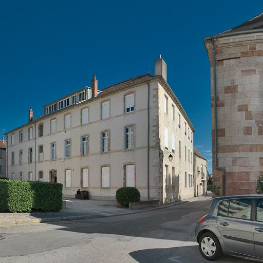 Vue d'ensemble : façade nord sur jardin et élévation ouest sur la rue Davot. © Pierre-Marie Barbe-Richaud / Région Bourgogne-Franche-Comté, Inventaire du patrimoine - 2008