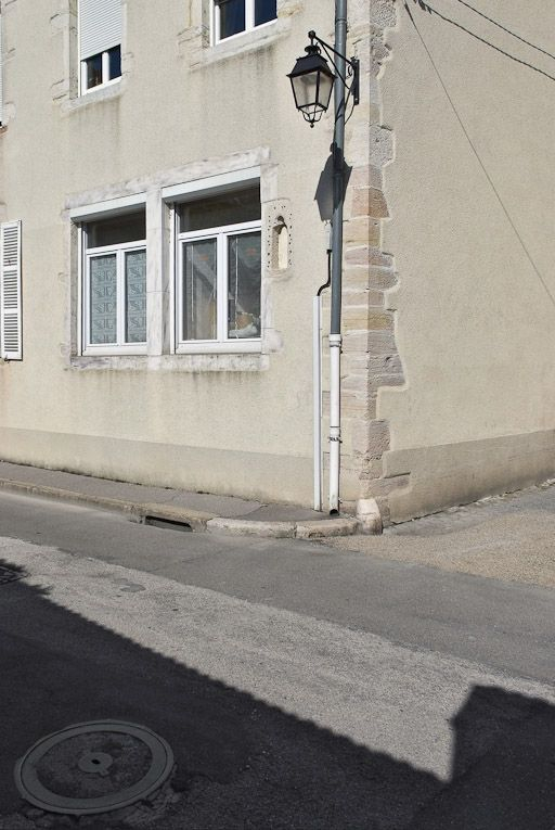 Façade ouest : détail de deux fenêtres remaniées et de la niche en remploi. © Pierre-Marie Barbe-Richaud / Région Bourgogne-Franche-Comté, Inventaire du patrimoine - 2008