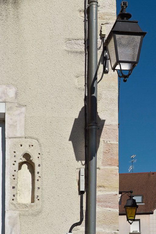 Façade ouest : détail de la petite niche trilobée en remploi. © Pierre-Marie Barbe-Richaud / Région Bourgogne-Franche-Comté, Inventaire du patrimoine - 2008