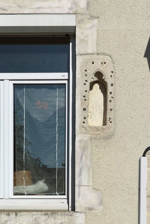 Façade ouest : détail de la petite niche trilobée en remploi. © Pierre-Marie Barbe-Richaud / Région Bourgogne-Franche-Comté, Inventaire du patrimoine - 2008