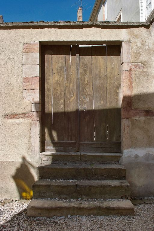 Porte du mur de clôture est de la cour. © Pierre-Marie Barbe-Richaud / Région Bourgogne-Franche-Comté, Inventaire du patrimoine - 2008